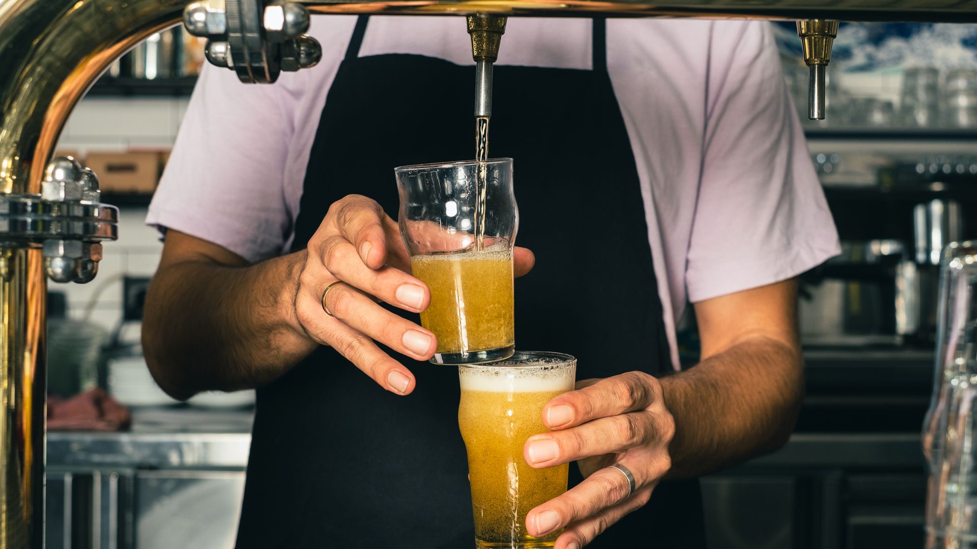 La cerveza artesanal y la música en vivo al aire libre conquistan durante Oktoberfest.