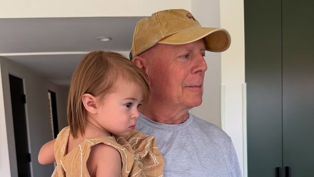 En la imagen, Bruce Willis con su nieta Louetta.
