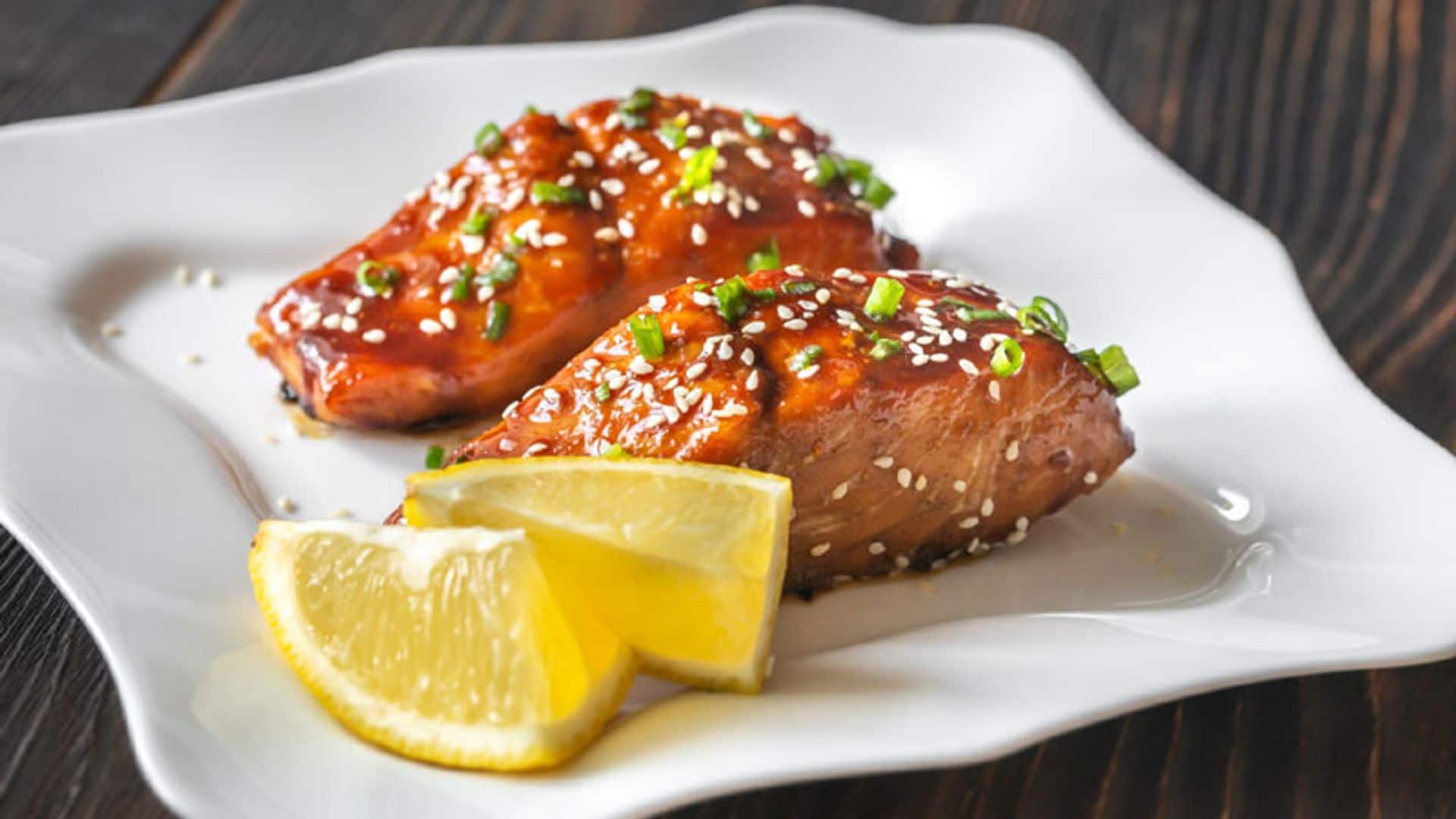 Salmón 'teriyaki' con sésamo y cebollino