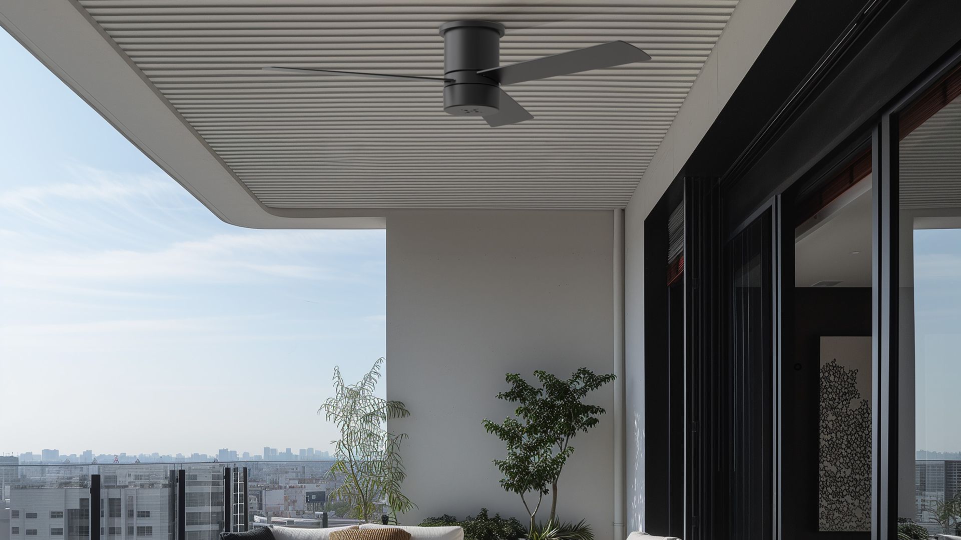 Terraza con ventilador en el techo. sofás blancos y barandilla de cristal