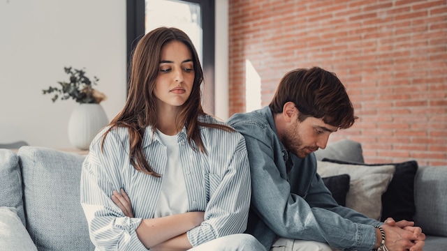 pareja seria en el sofá sin hablar