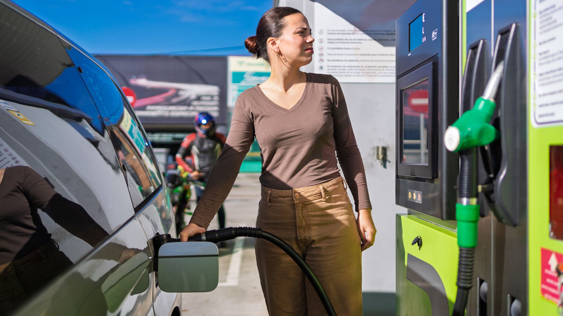 Por qué la gasolina no baja aunque se anuncien ayudas (y el motivo está en Europa)