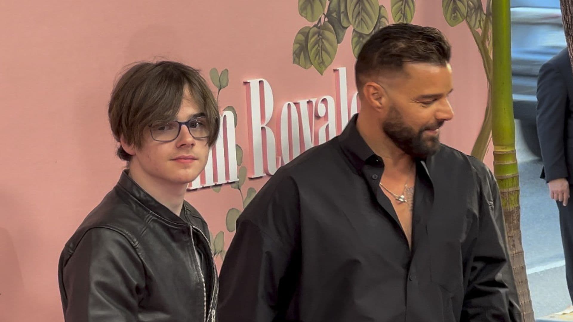 Valentino, hijo de Ricky Martin, le ‘copia’ a su papá y presume sus músculos