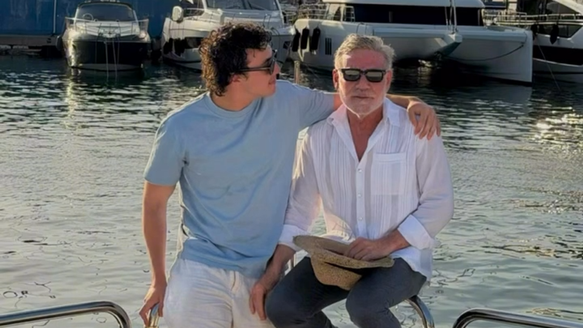 El arquitecto junto a su hijo en la costa