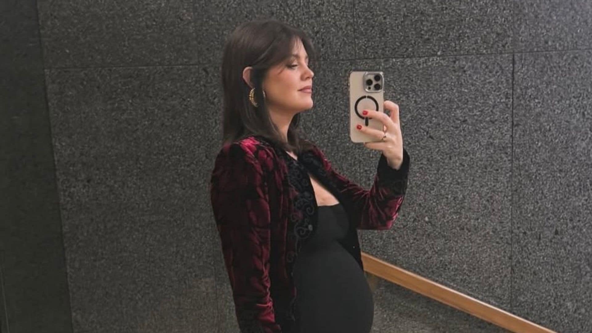 Isabelle Junot, embarazada, con look de Navidad.