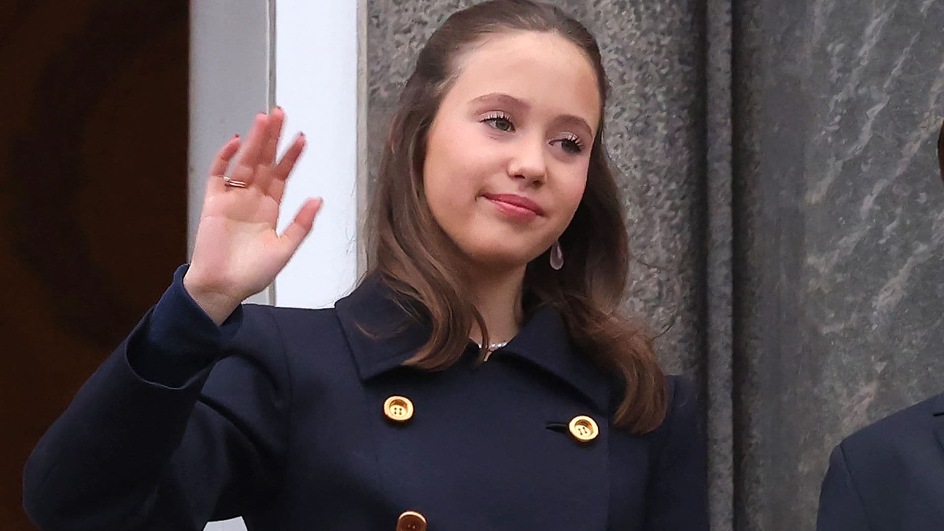 Josephine de Dinamarca, un miniclon de su madre al llevar a sus 13 años su abrigo cruzado y pendientes de cuarzo
