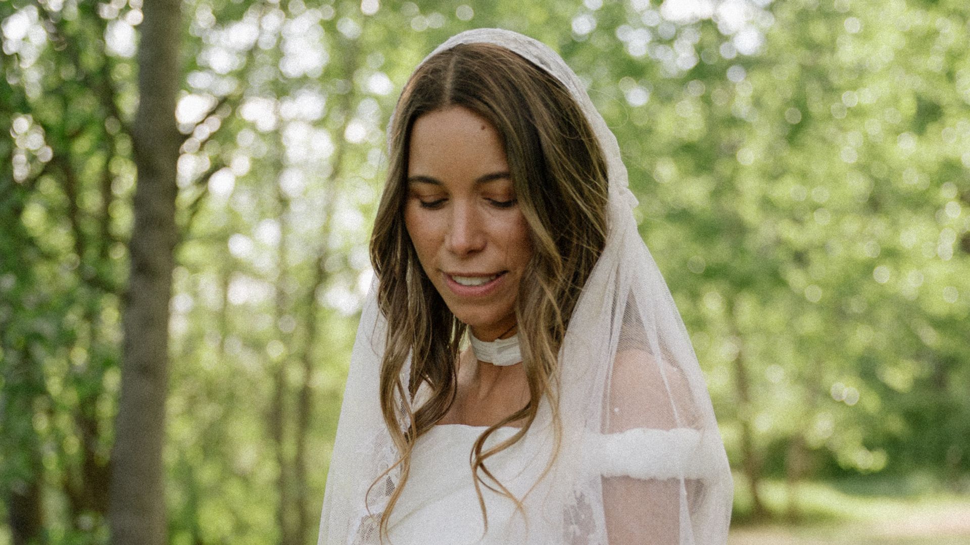 Esta novia experta en moda encontró su velo soñado 24 horas antes de su boda en Madrid: una pieza bordada del siglo XIX