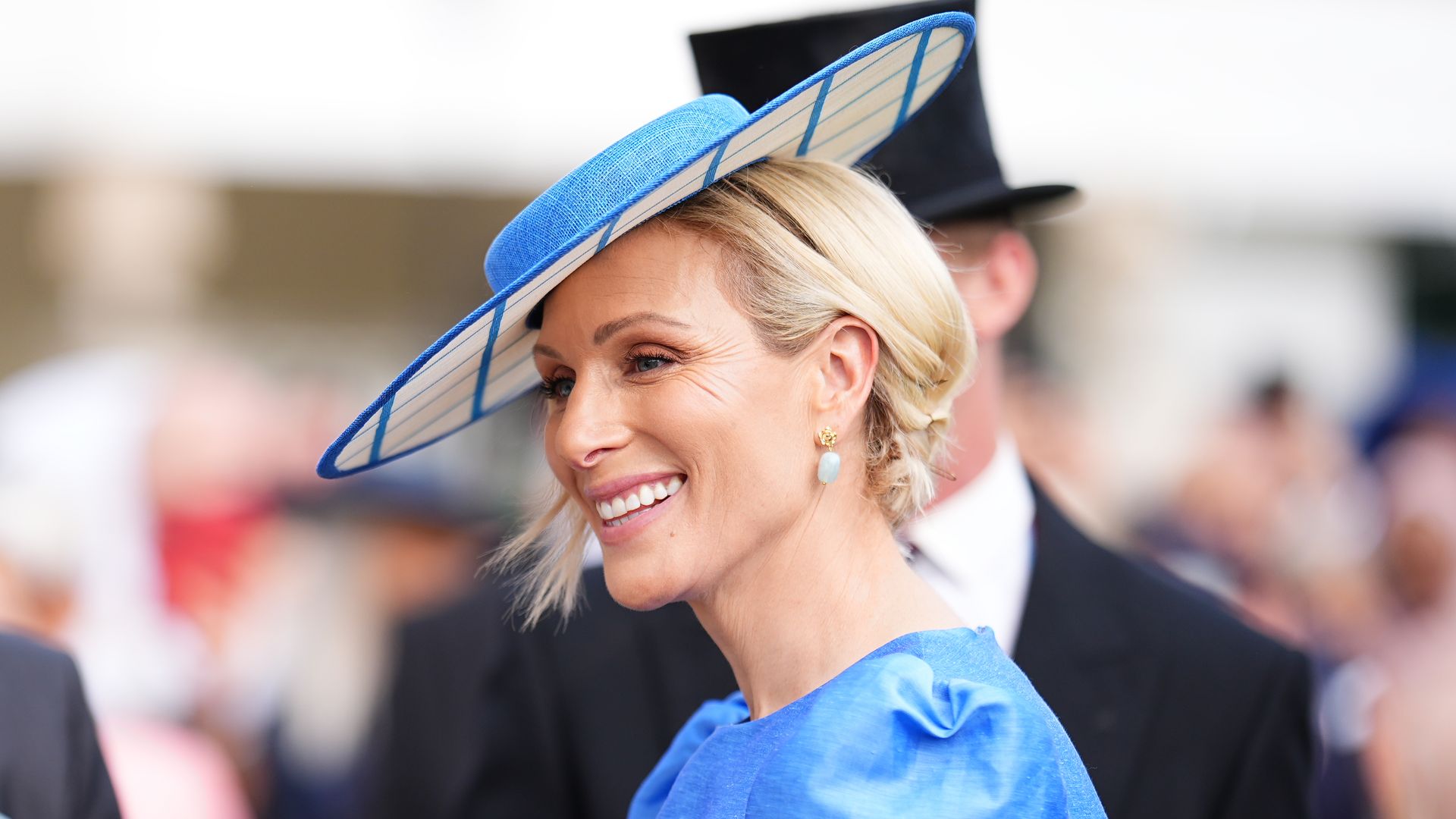 Zara Tindall reaparece de azul 'royal' con vestido de lino y un tocado impecable en la gran fiesta de jardín de Buckingham Palace.