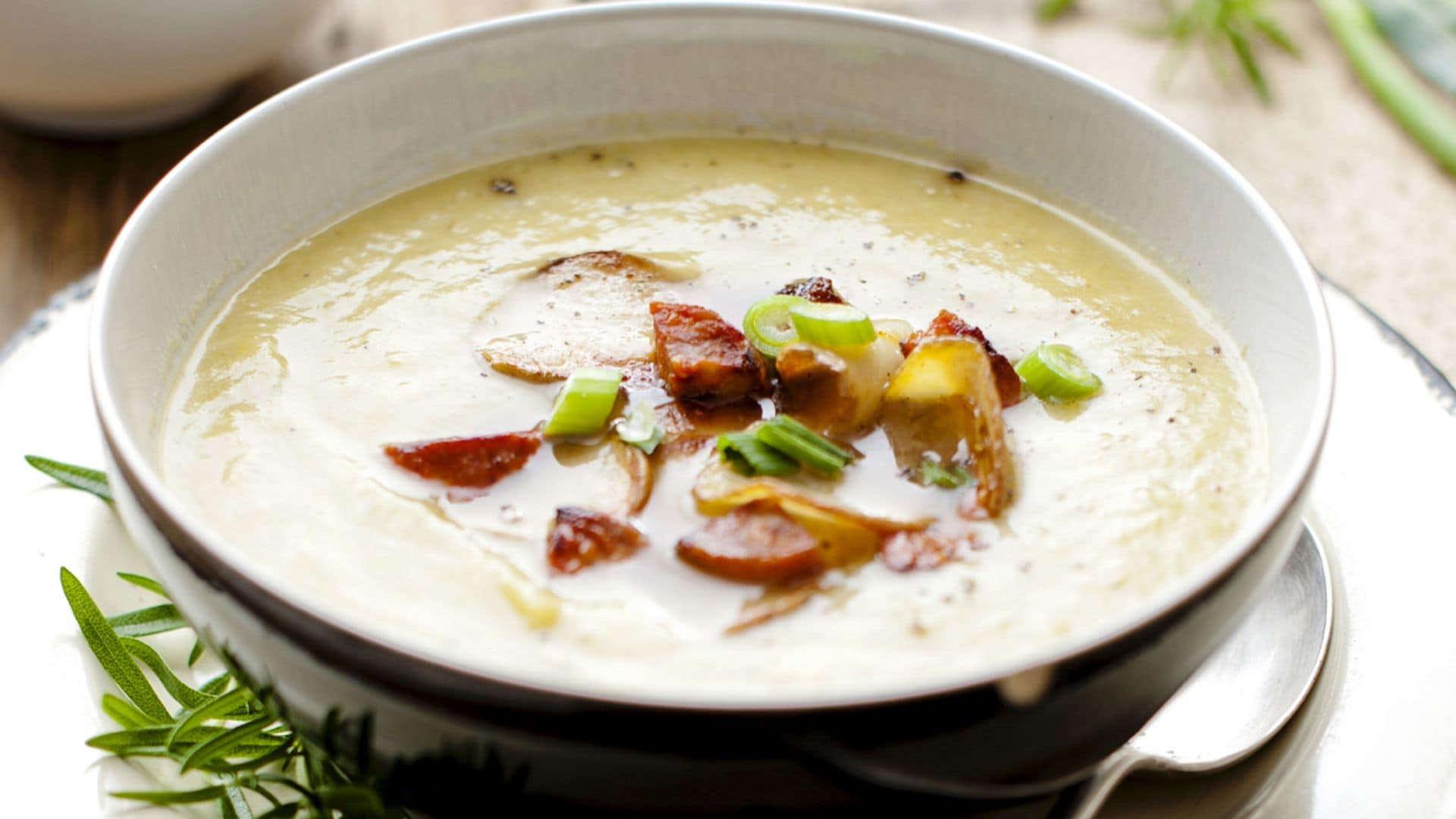 Crema de puerros y patata con chorizo de vela