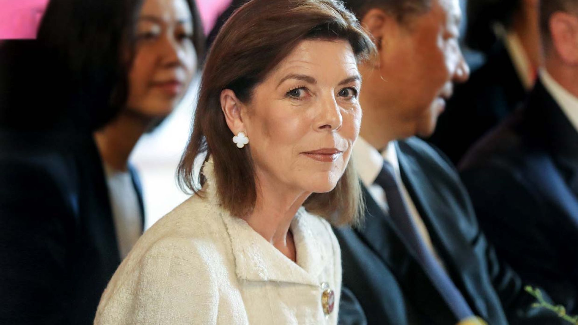 Carolina de Mónaco reinventa el traje de chaqueta con una fabulosa 'blazer' de terciopelo