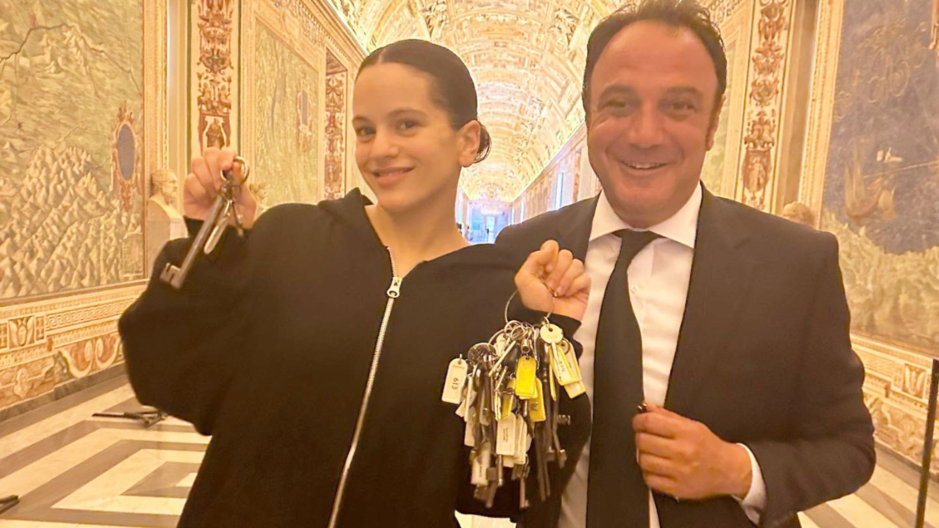 ¡Rosalía tiene las llaves del Vaticano! Te contamos el motivo de este 'enigma' que se ha hecho viral
