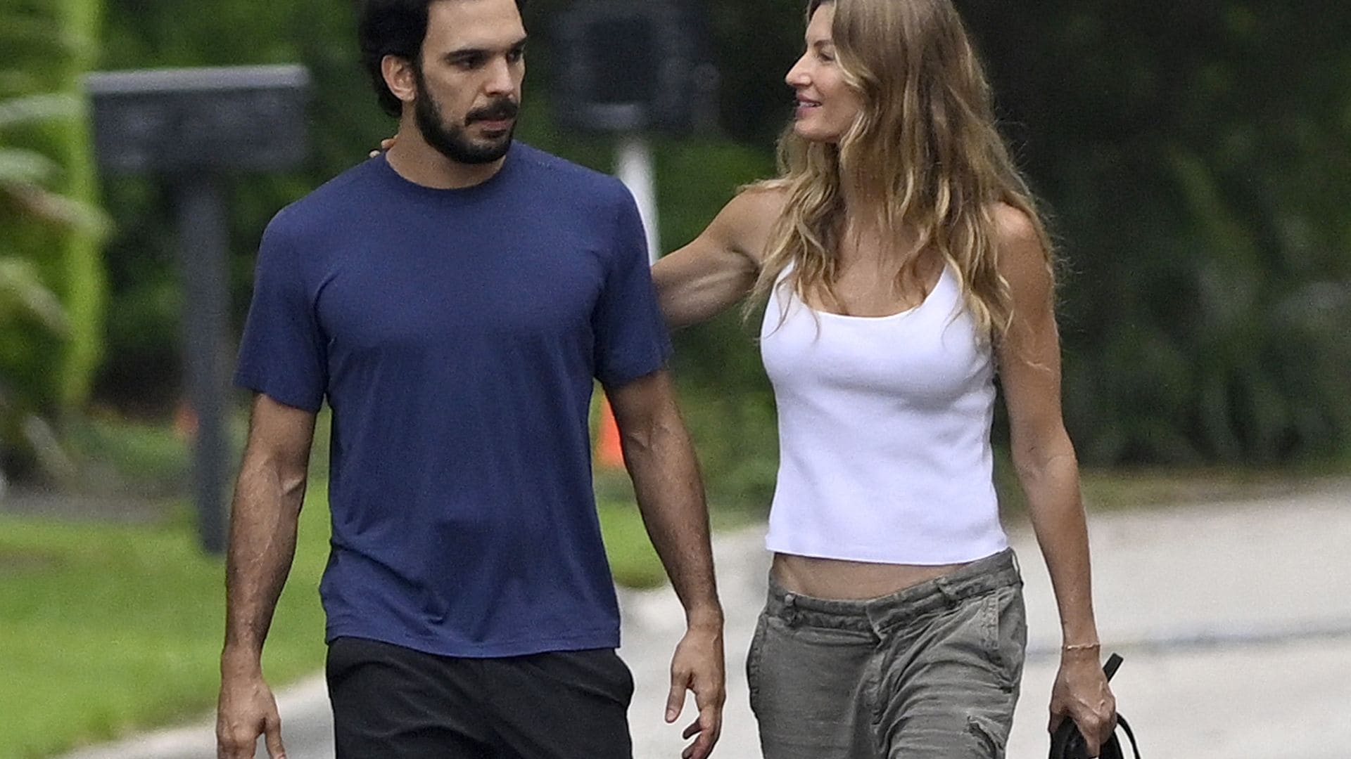 Gisele Bündchen y su apuesto novio Joaquim Valente pasean a los perros en Surfside, Florida.