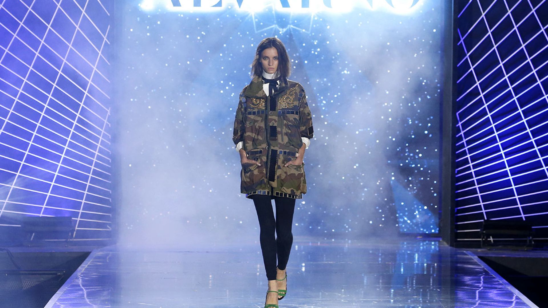 De una invitada en deportivas al recuerdo de Lagerfeld: el innovador 'crucero' de Alvarno