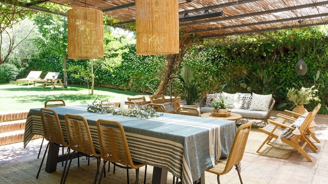 Jardín con pérgola de aluminio con cañizo.