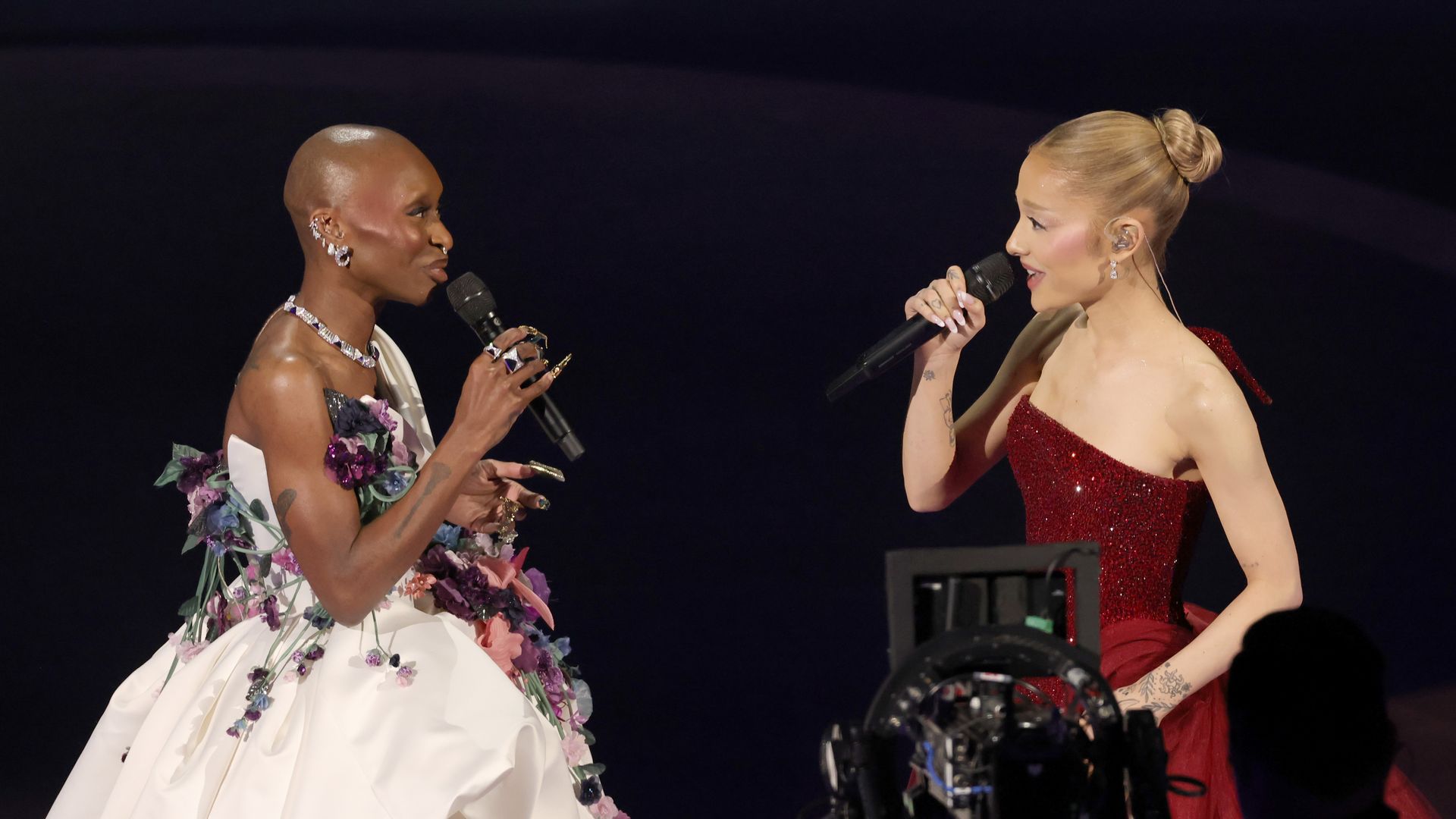 Cynthia Erivo y Ariana Grande actúan en los Oscar