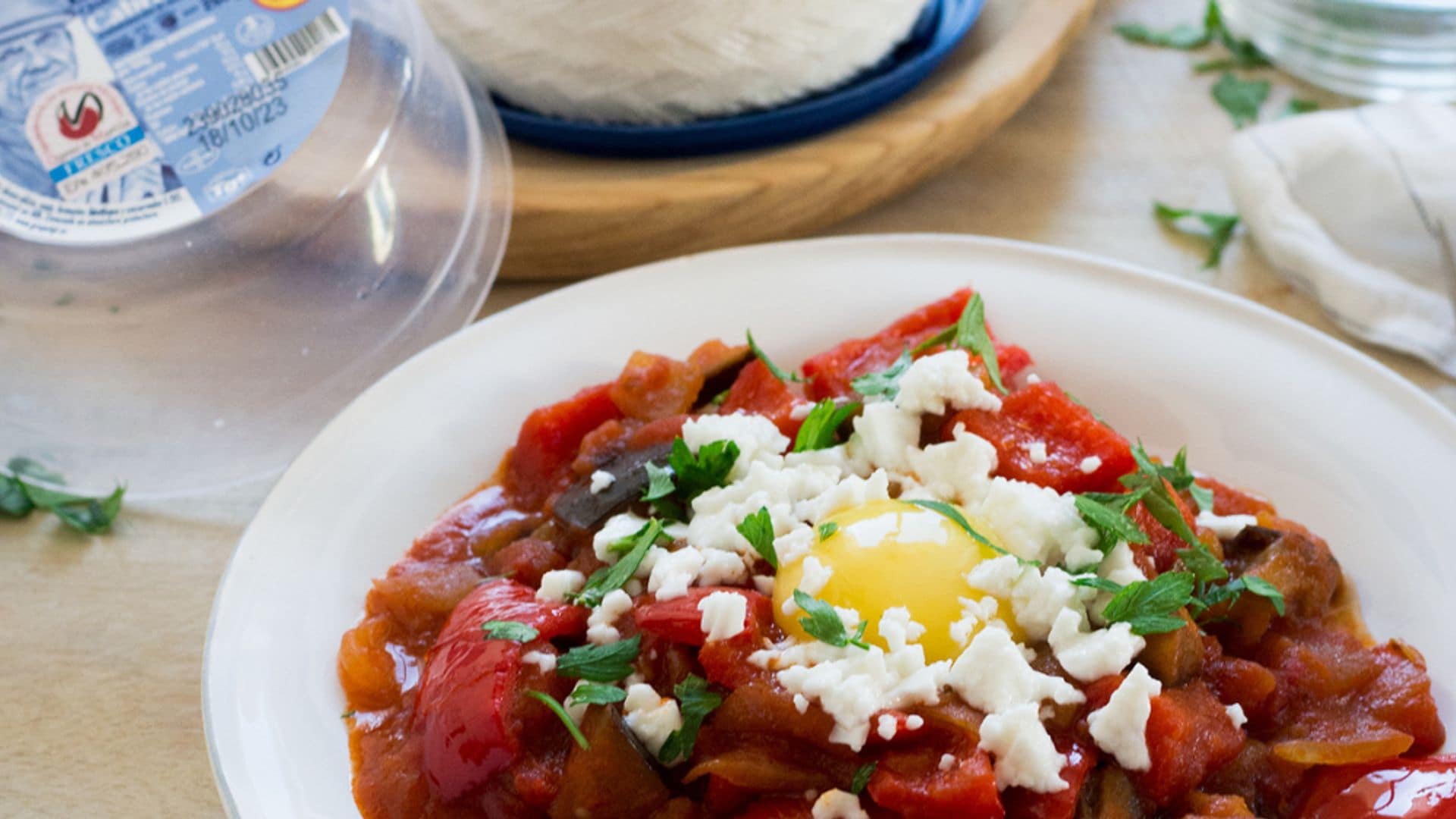 Pisto con huevo y queso fresco