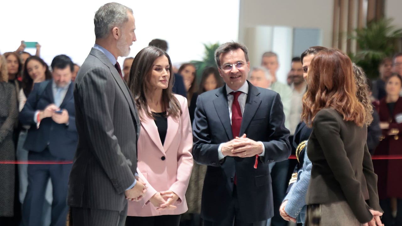 La reina Letizia apuesta en FITUR por un look 'normcore' con chaqueta de  Zara que rompe tradiciones