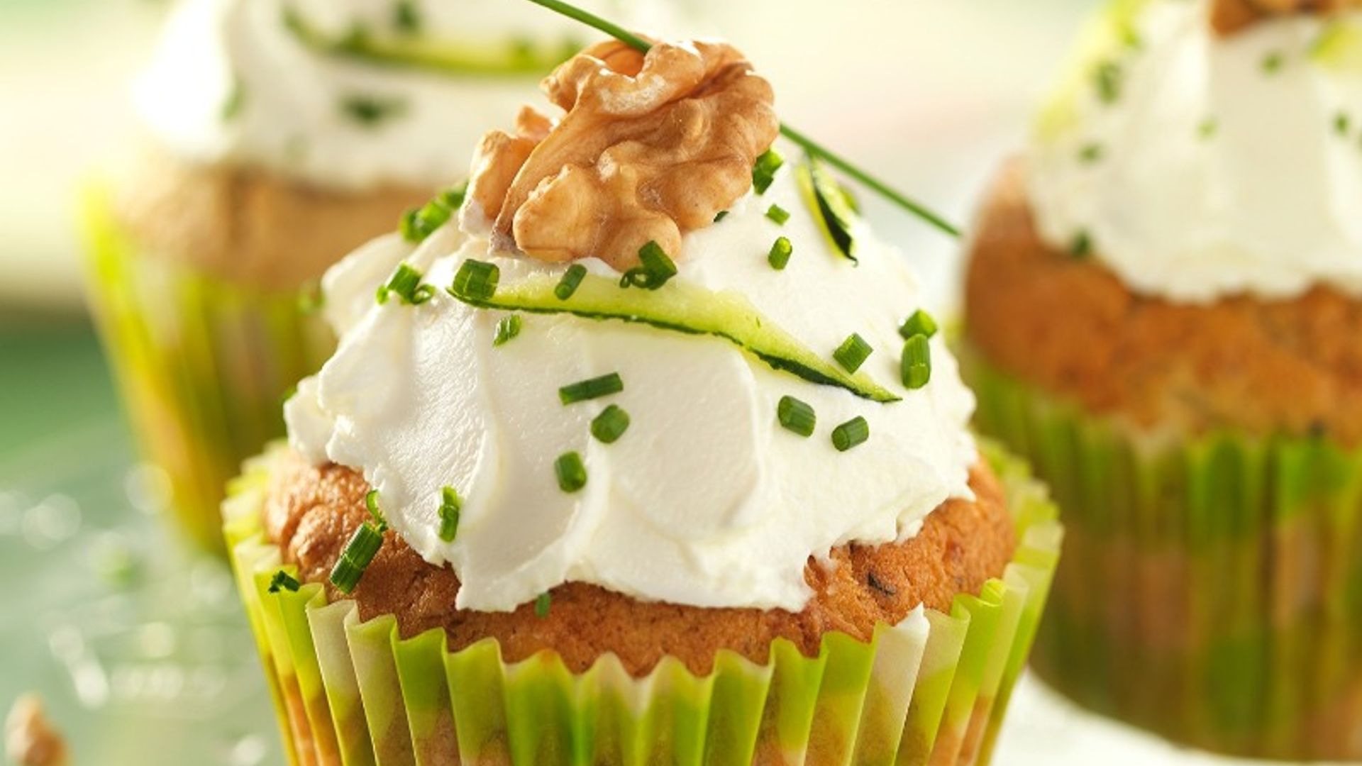 'Cupcakes' de calabacín, cebolla tierna y queso feta