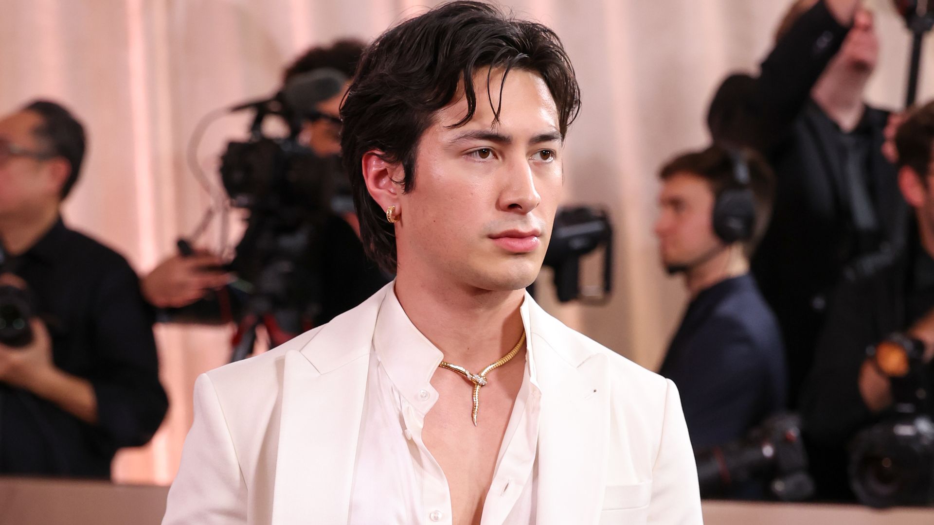 Hudson Williams revela su rutina de 'skincare' paso a paso