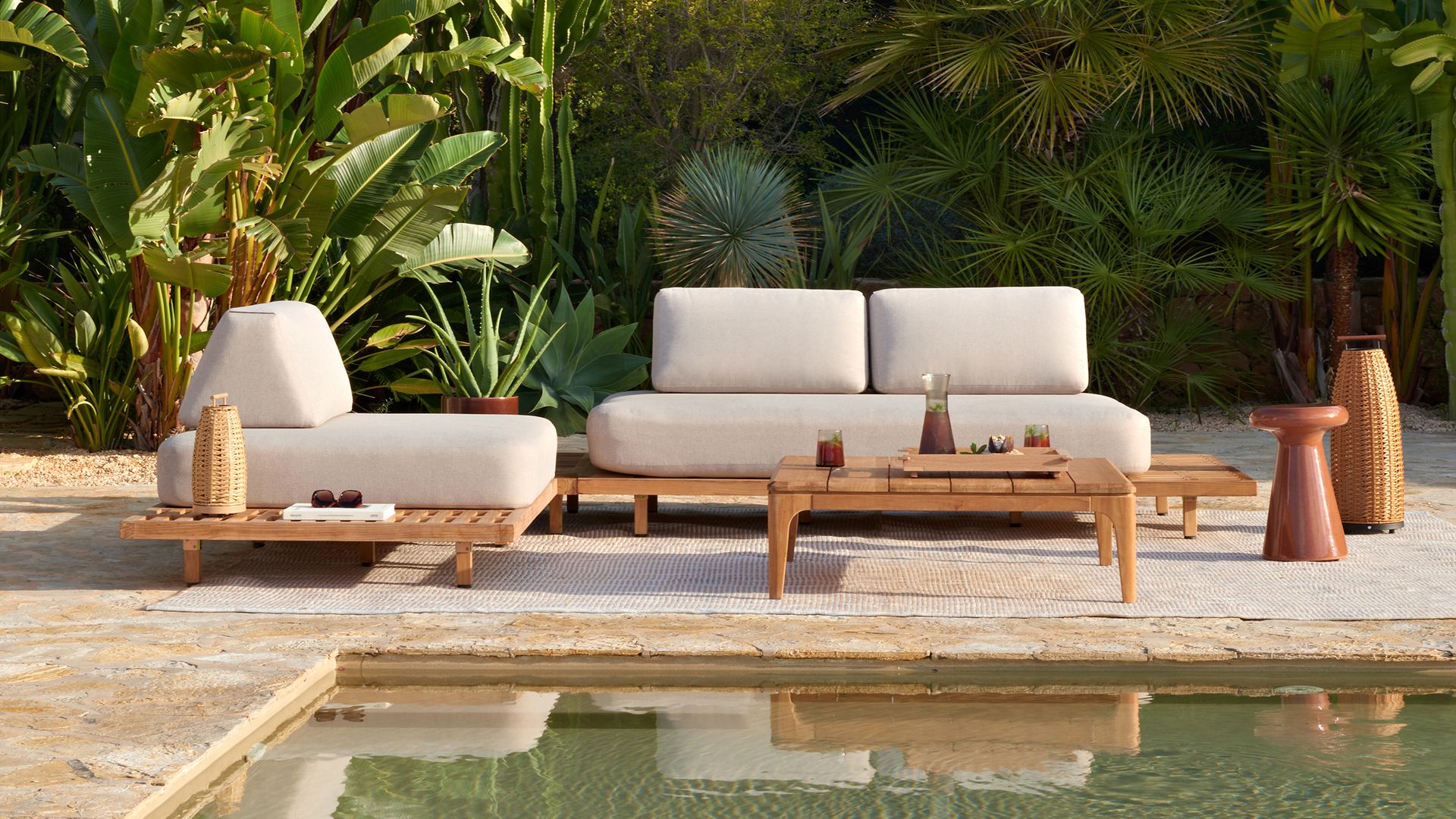 Cómo diseñar la zona de la piscina: suelos, muebles, sombra y plantas para acertar este verano