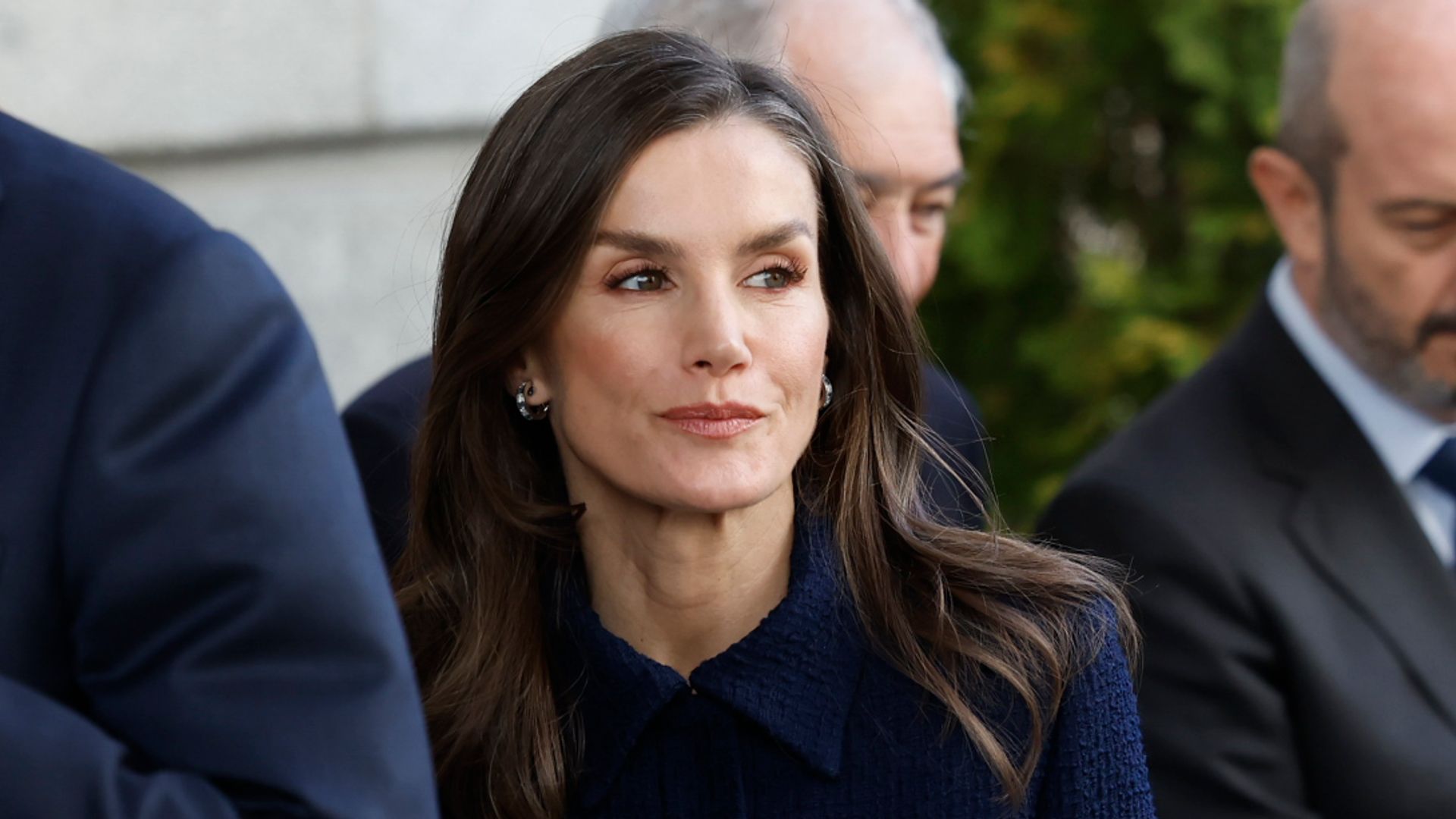 La reina Letizia, sofisticación serena con un traje de 'tweed' azul 'royal' en el Congreso de los Diputados de Madrid