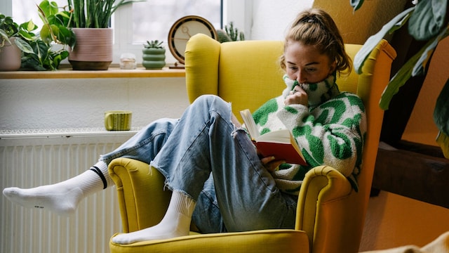 Mujer leyendo en un sillón