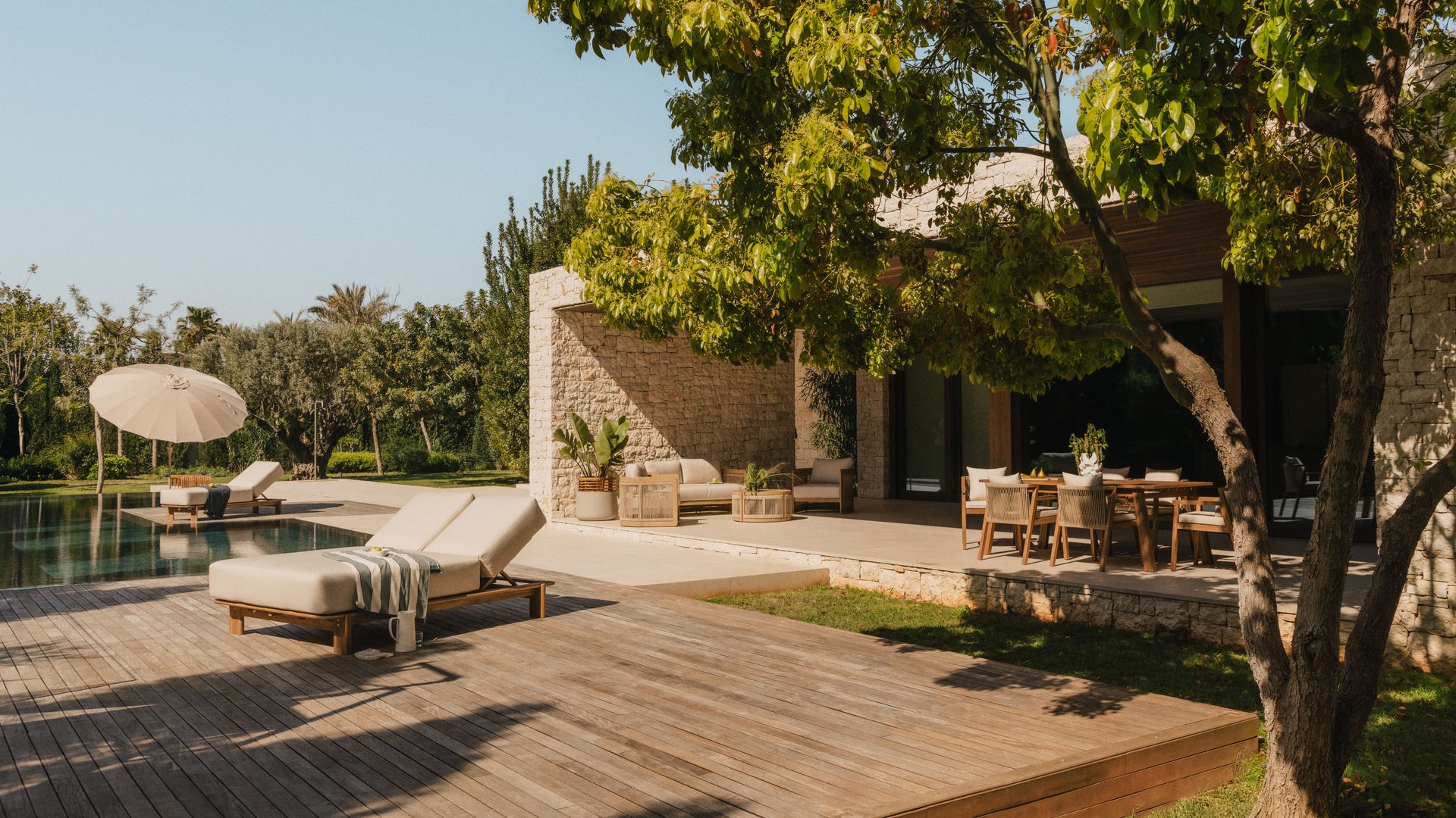 Exterior con jardín, porche y piscina