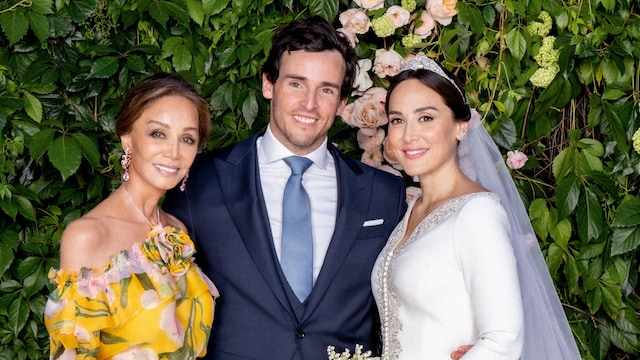 Isabel Preysler con Tamara Falcó e Íñigo Onieva el día de su boda