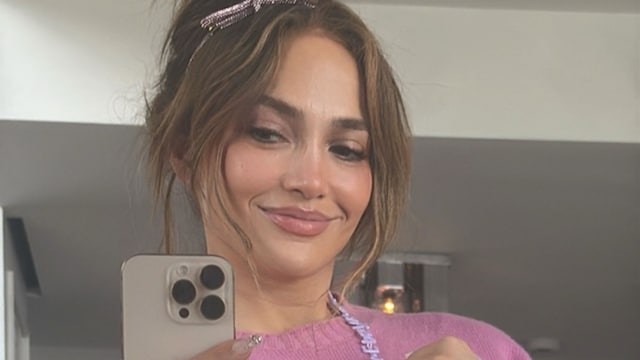 Jennifer Lopez celebró las Pascuas con sus hijos Emme y Max a la distancia.