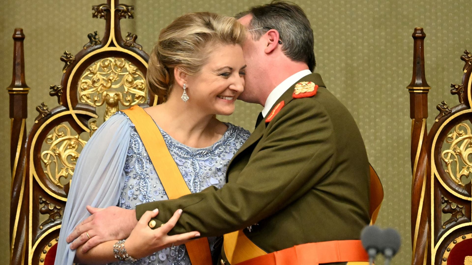   El beso de los nuevos Grandes Duques de Luxemburgo