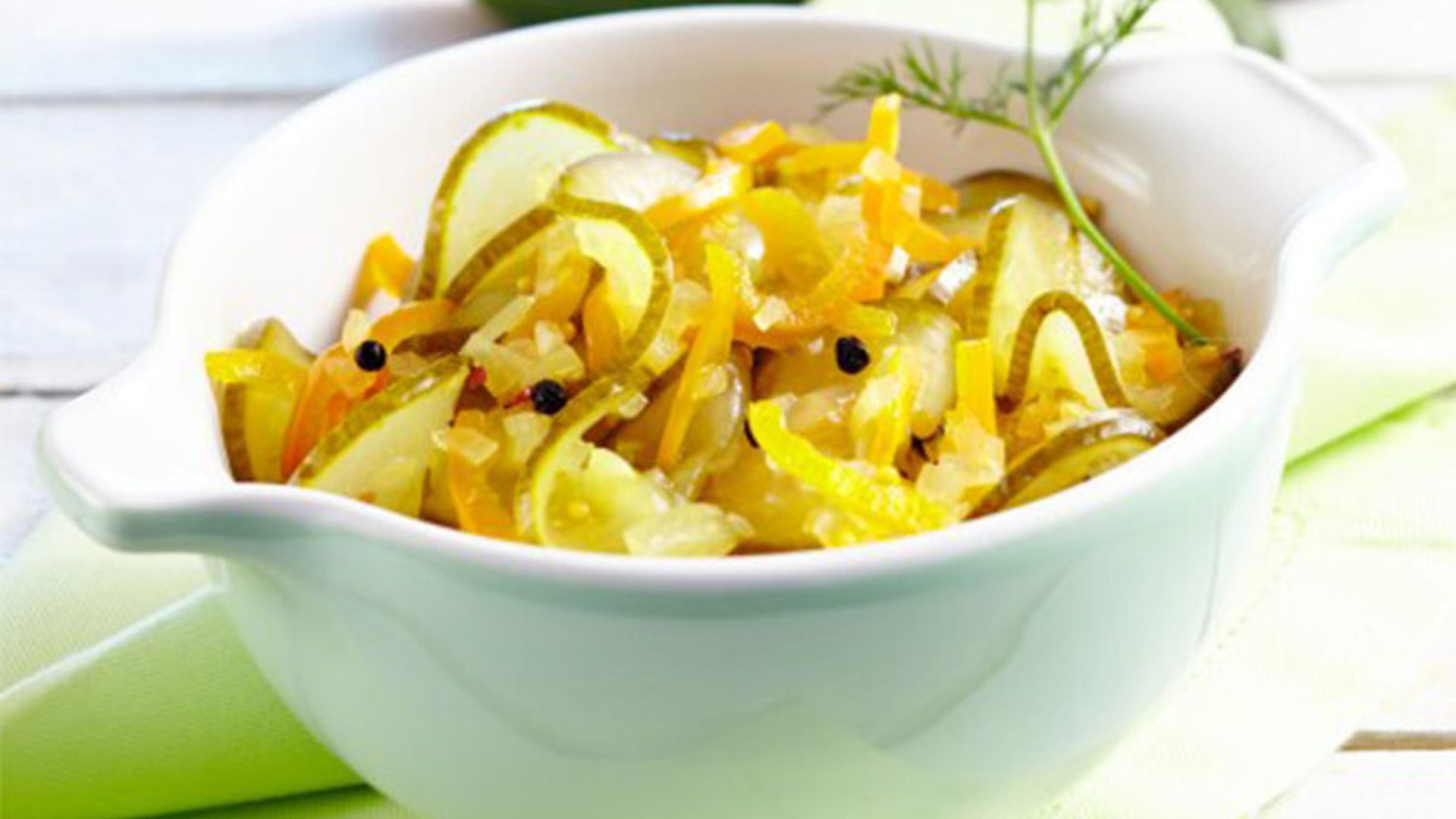 Ensalada de pepino y pimiento encurtidos