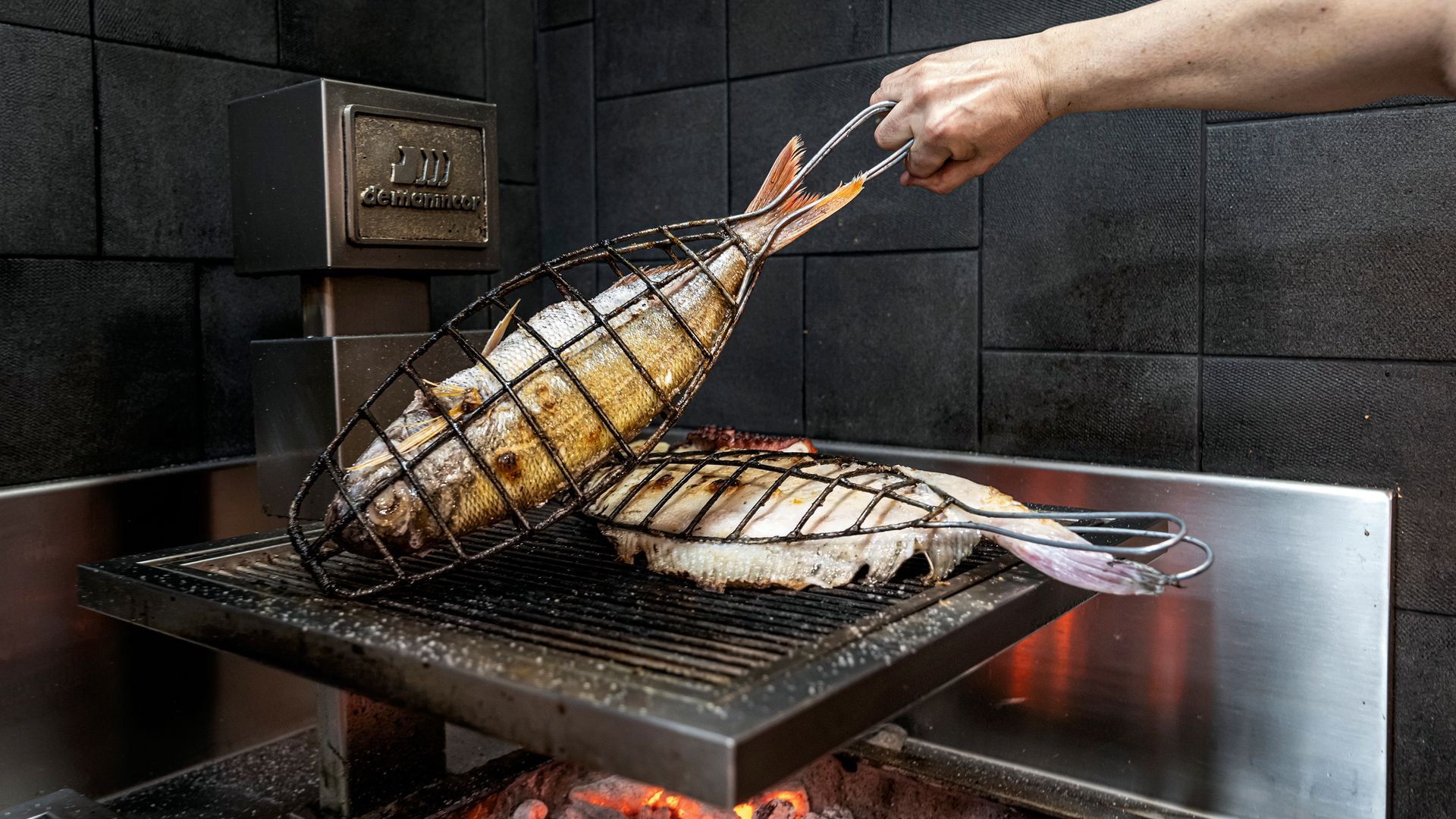 Bistronómika es un templo para los amantes del pescado. Carlos consigue cocinarlo a la brasa de manera magistral. Su cocina es elegante, cuidando el producto al máximo.