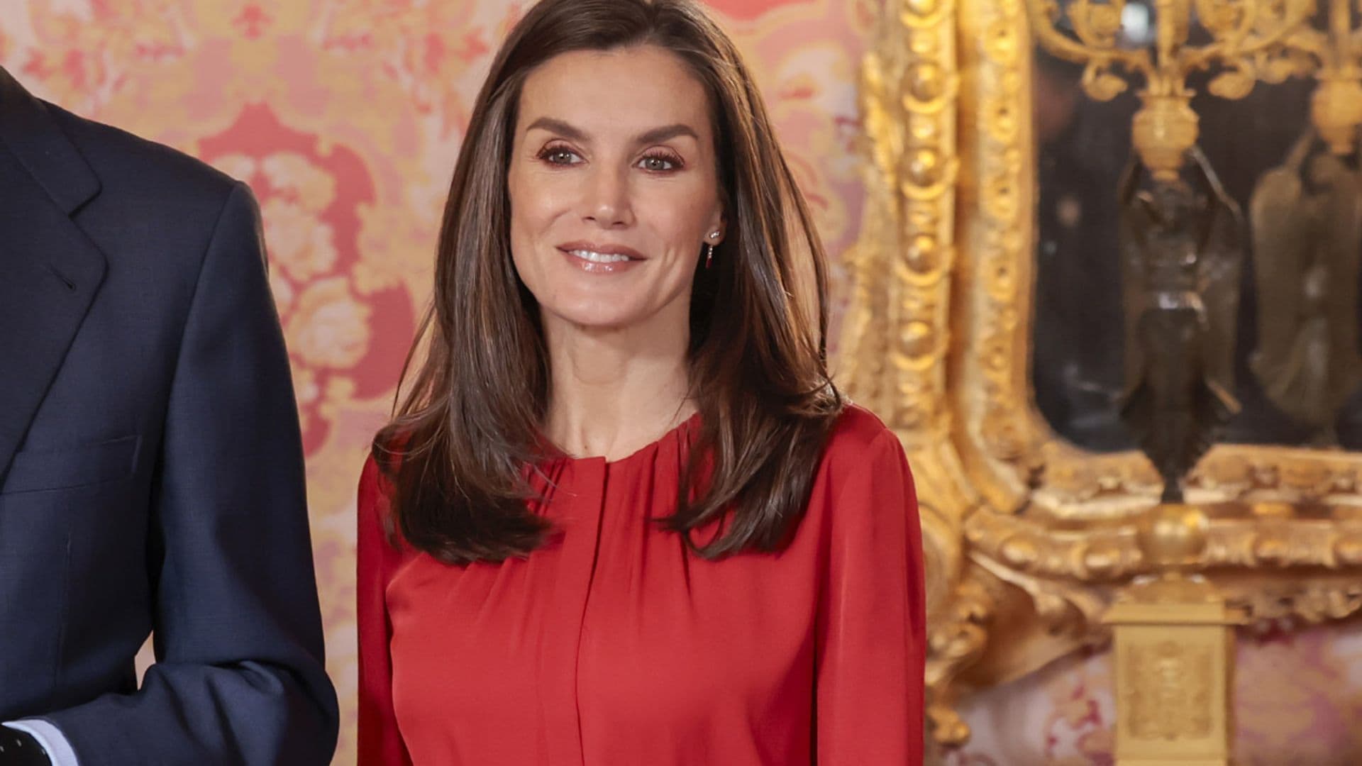 El 'déjà vu' de la reina Letizia con un vibrante top de color rojo y su falda floral con anécdota