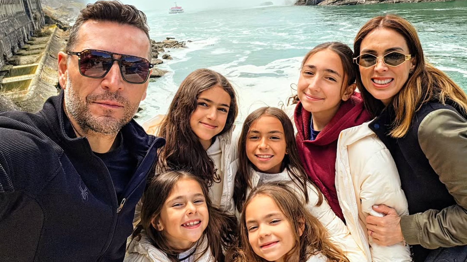 Martín Fuentes y Jacky Bracamontes con sus hijas.