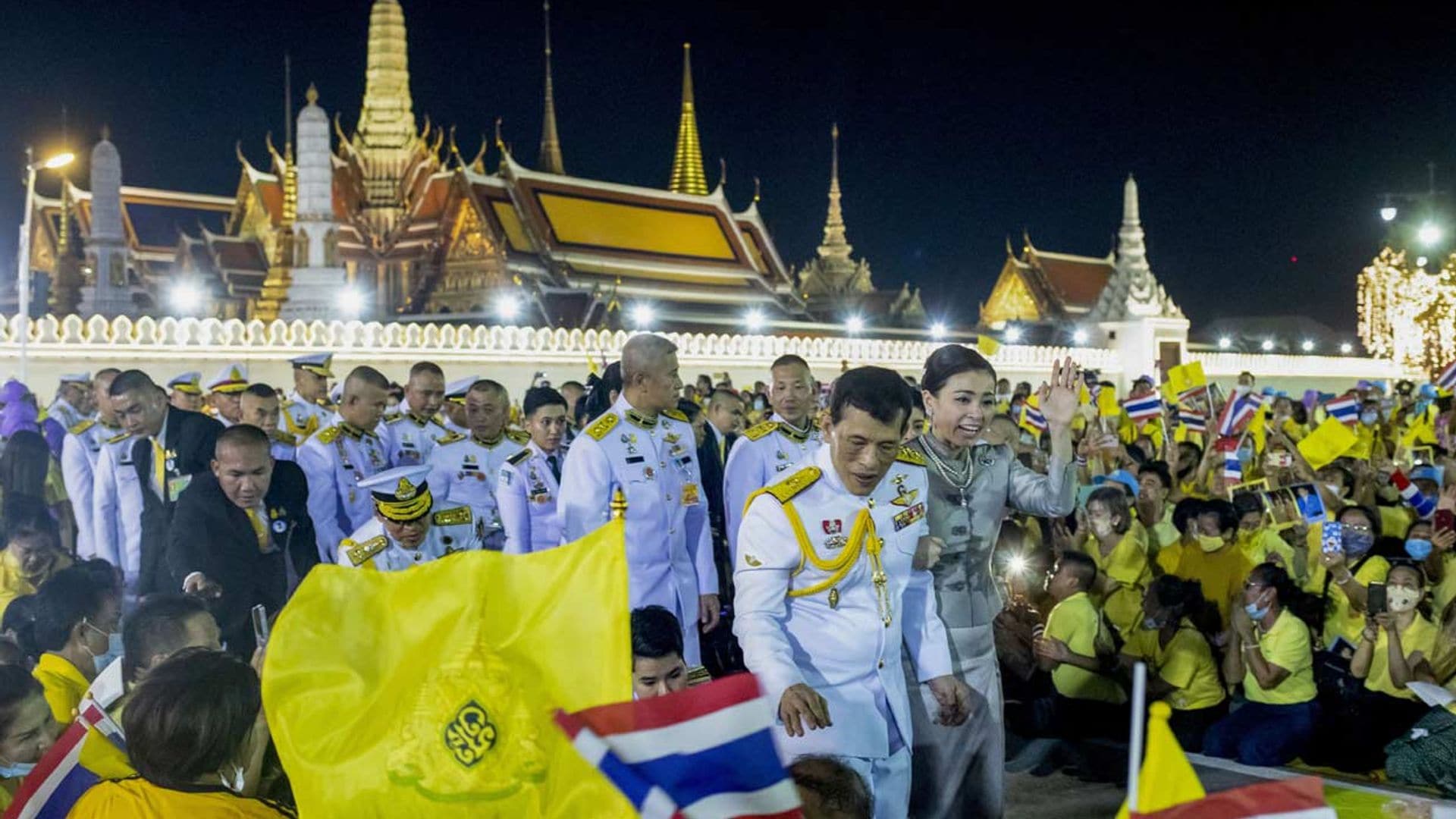 El espectacular baño de multitudes del rey de Tailandia con su mujer, la reina Suthida, y sus dos hijas