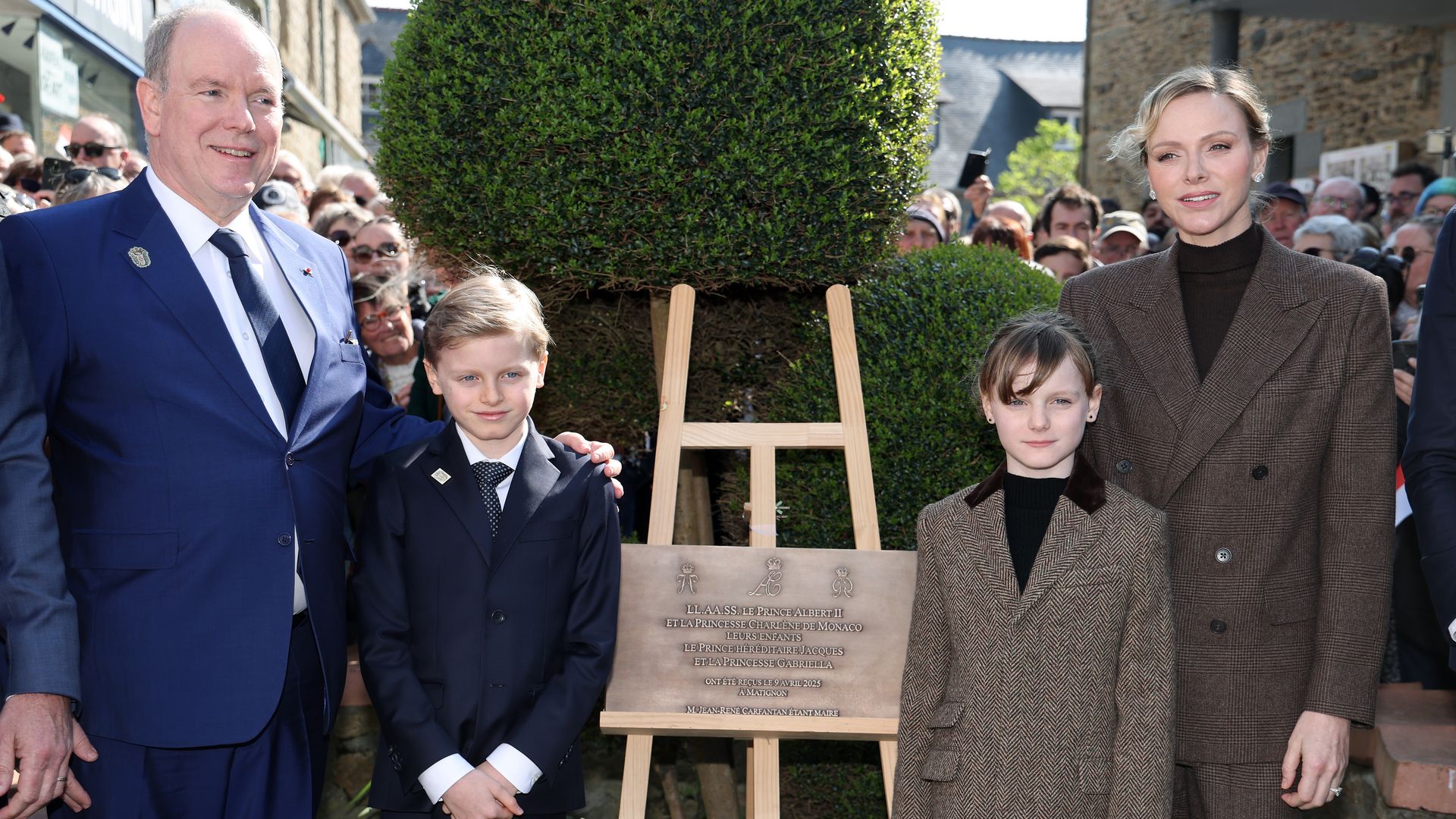 Jacques y Gabriella, los hijos de Alberto y Charlene de Mónaco, les roban el protagonismo en una visita histórica a Bretaña