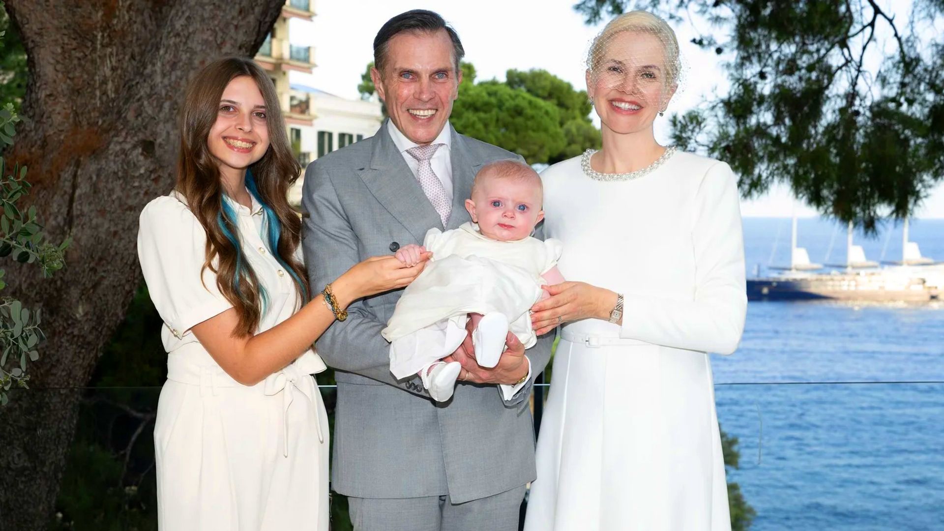 IMÁGENES EXCLUSIVAS. La princesa Isabel de Orleans reaparece en el bautizo de su hermana: el gran cambio de la ahijada portuguesa del rey Felipe VI a sus 14 años