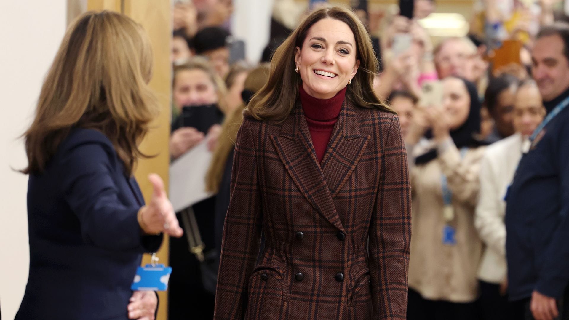 Mucha expectación para ver a Kate durante su visita a un hospital de Londres