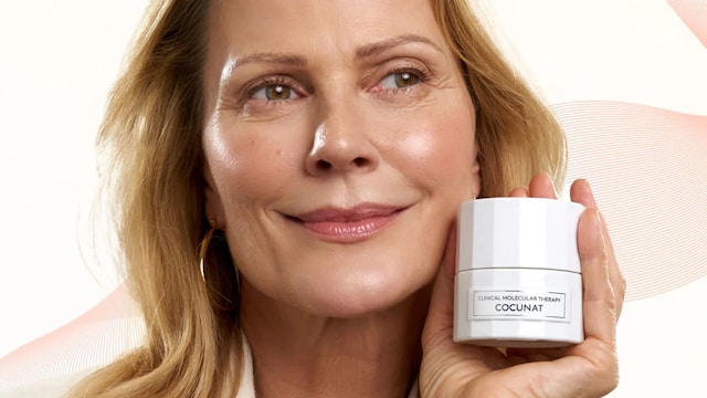 Rostro de mujer madura radiante con crema facial de Cocunat