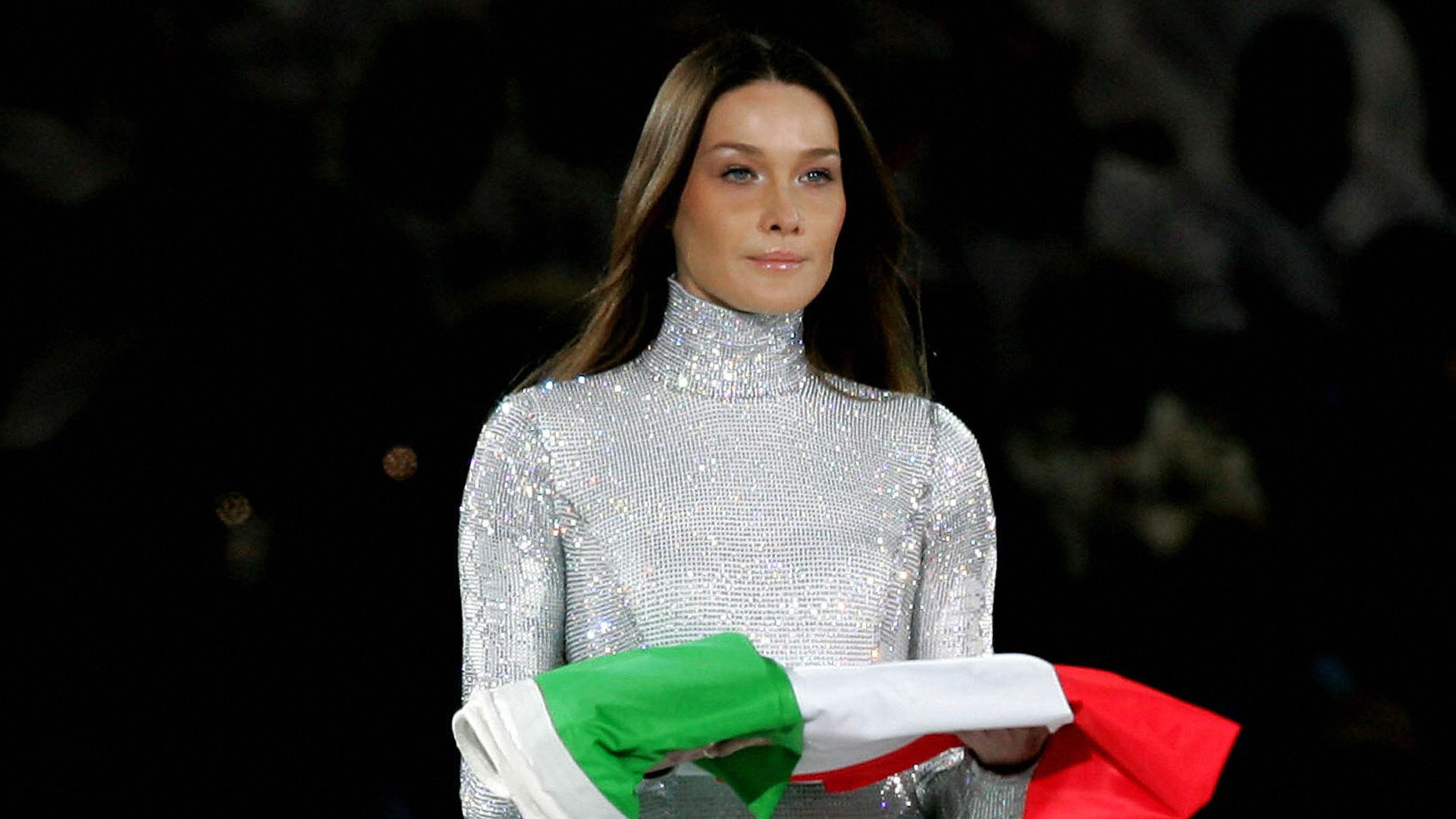 Vittoria Ceretti rinde homenaje a Carla Bruni con un vestido de Armani casi idéntico 20 años después