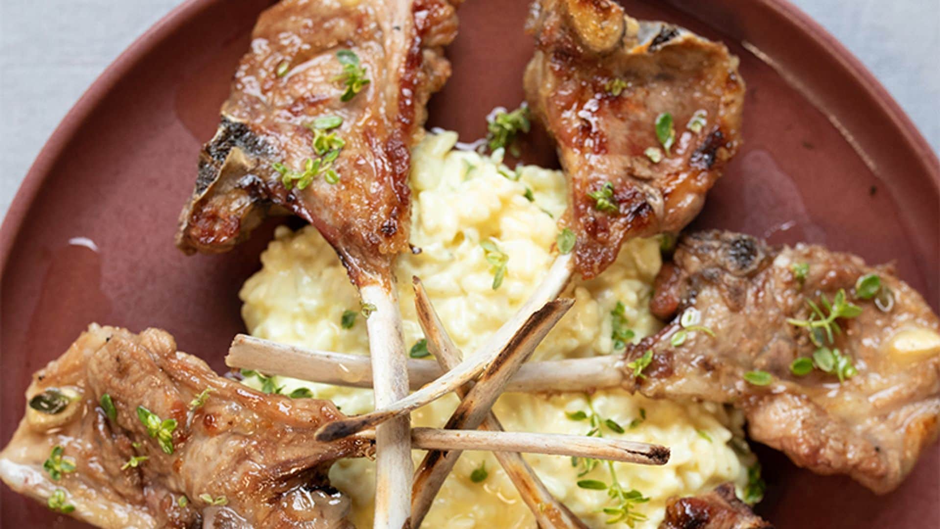 'Tomahawk' con adobo de miel y tomillo, acompañado de 'risotto' de parmesano