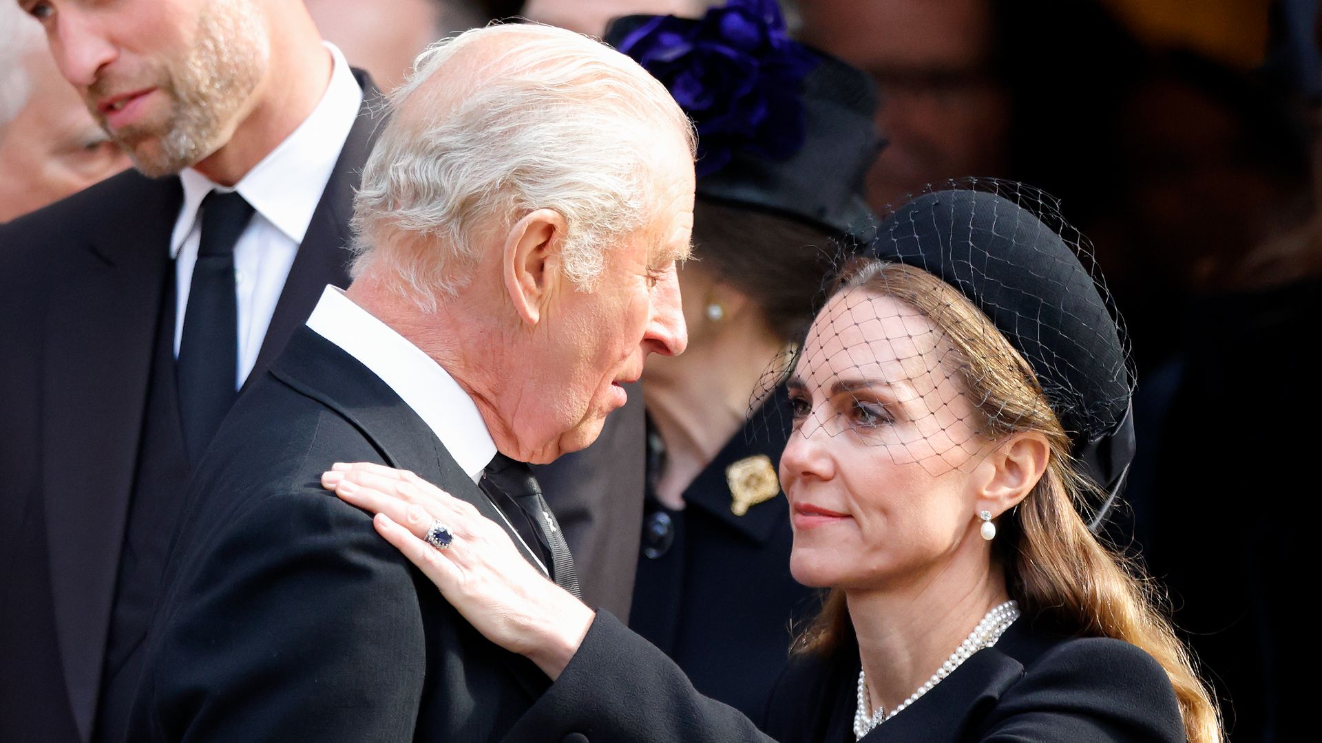 El cariñoso beso de Kate Middleton a su suegro, el rey Carlos III