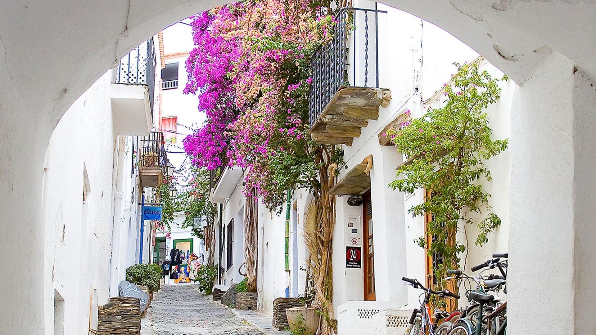 Cadaqués, un blanquísimo caserío en la Costa Brava