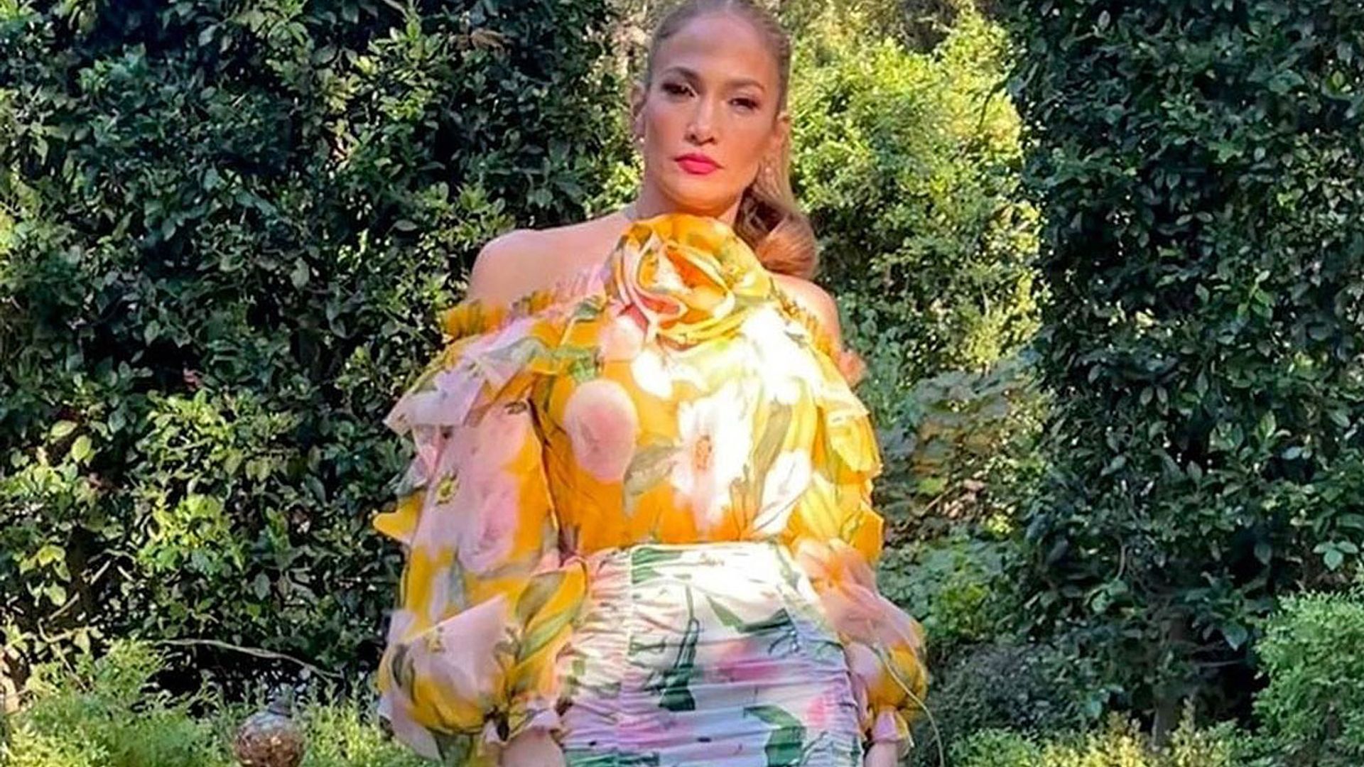 Jennifer Lopez también llevó el look floral que Isabel Preysler estrenó en la boda de Tamara