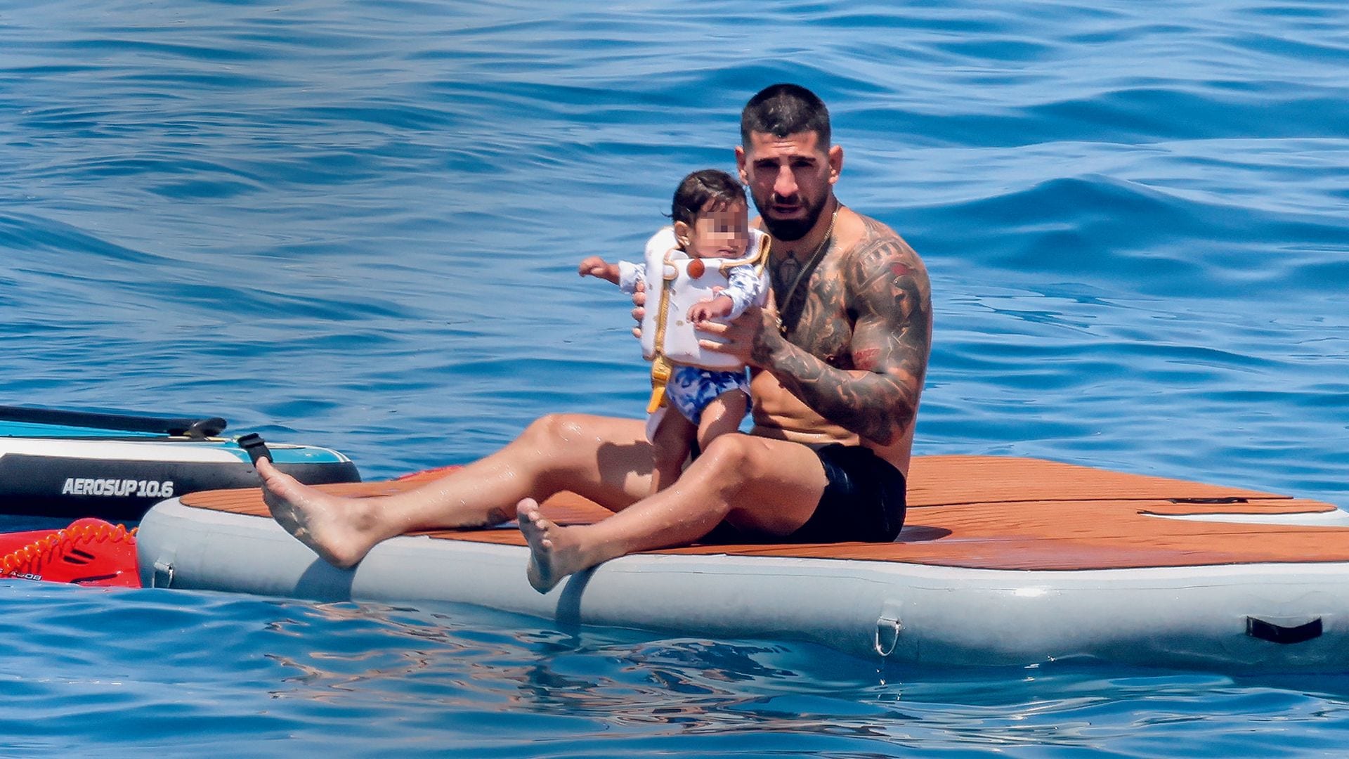 ILIA TOPURIA VACACIONES FAMILIARES, EN IBIZA, CON LAS MUJERES DE SU VIDA, TRAS VOLVER A HACER HISTORIA EN LAS ARTES MARCIALES