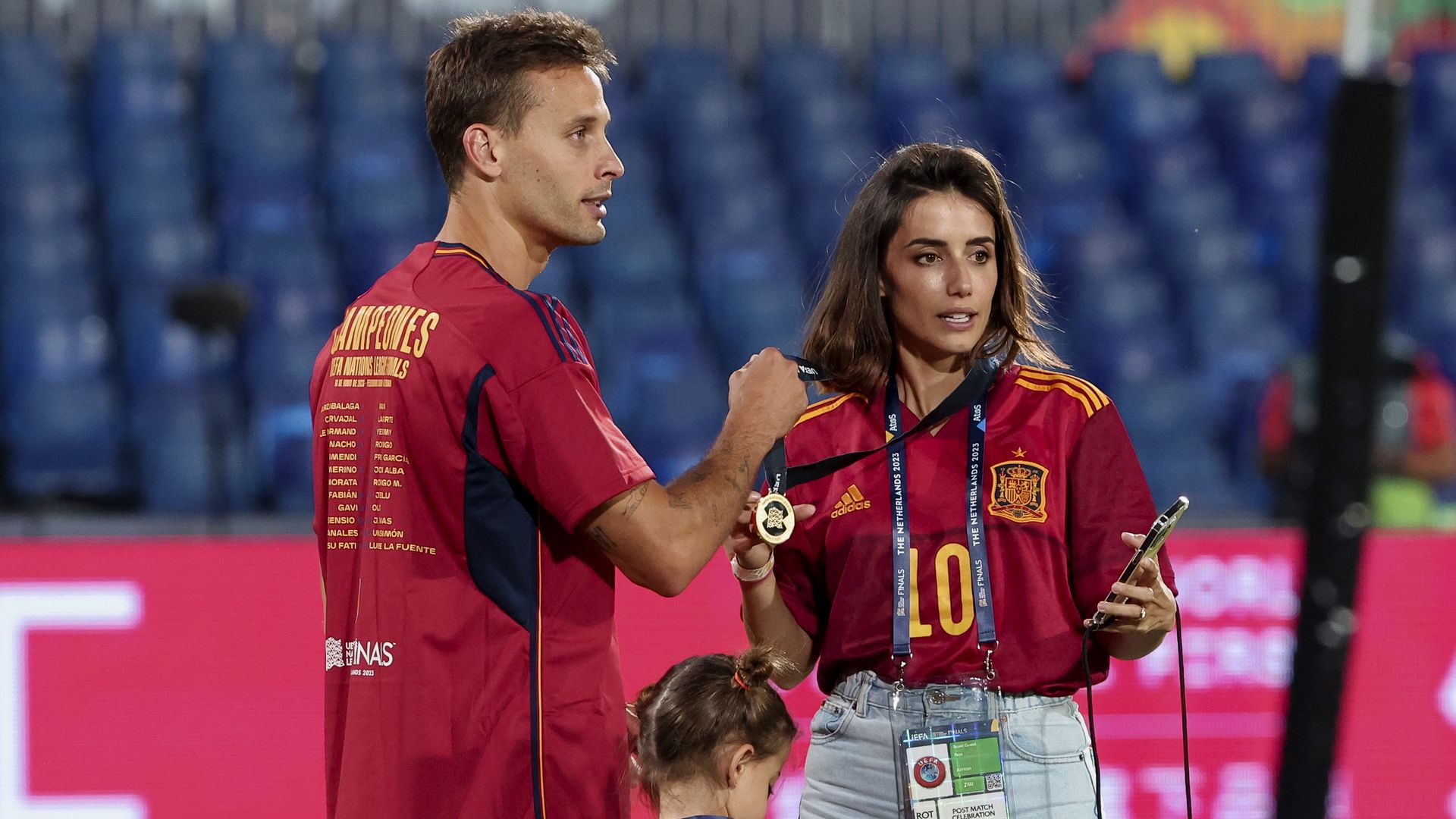 Sergio Canales, con su mujer y su hija
