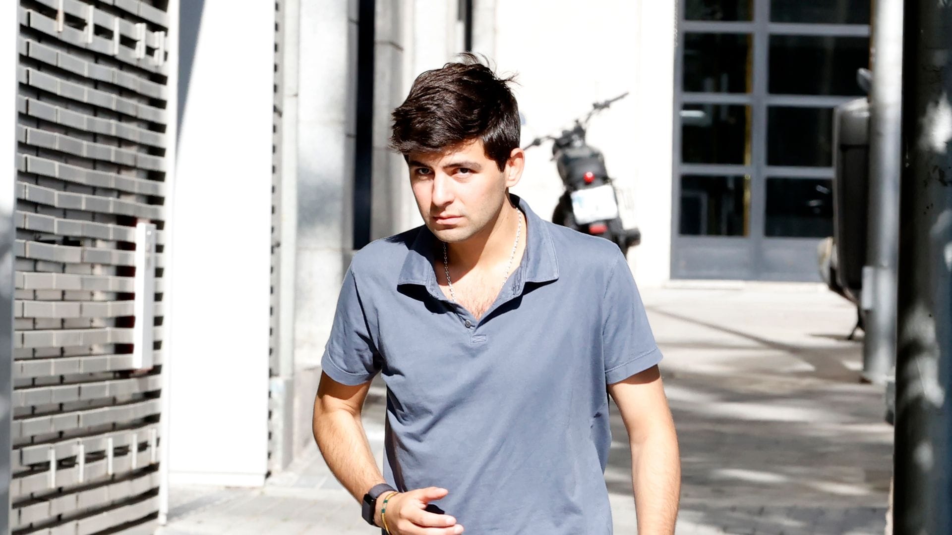 Juan Urquijo, un orgulloso padrino, visita a su sobrino Lucas en casa de Teresa y José Luis Martínez-Almeida