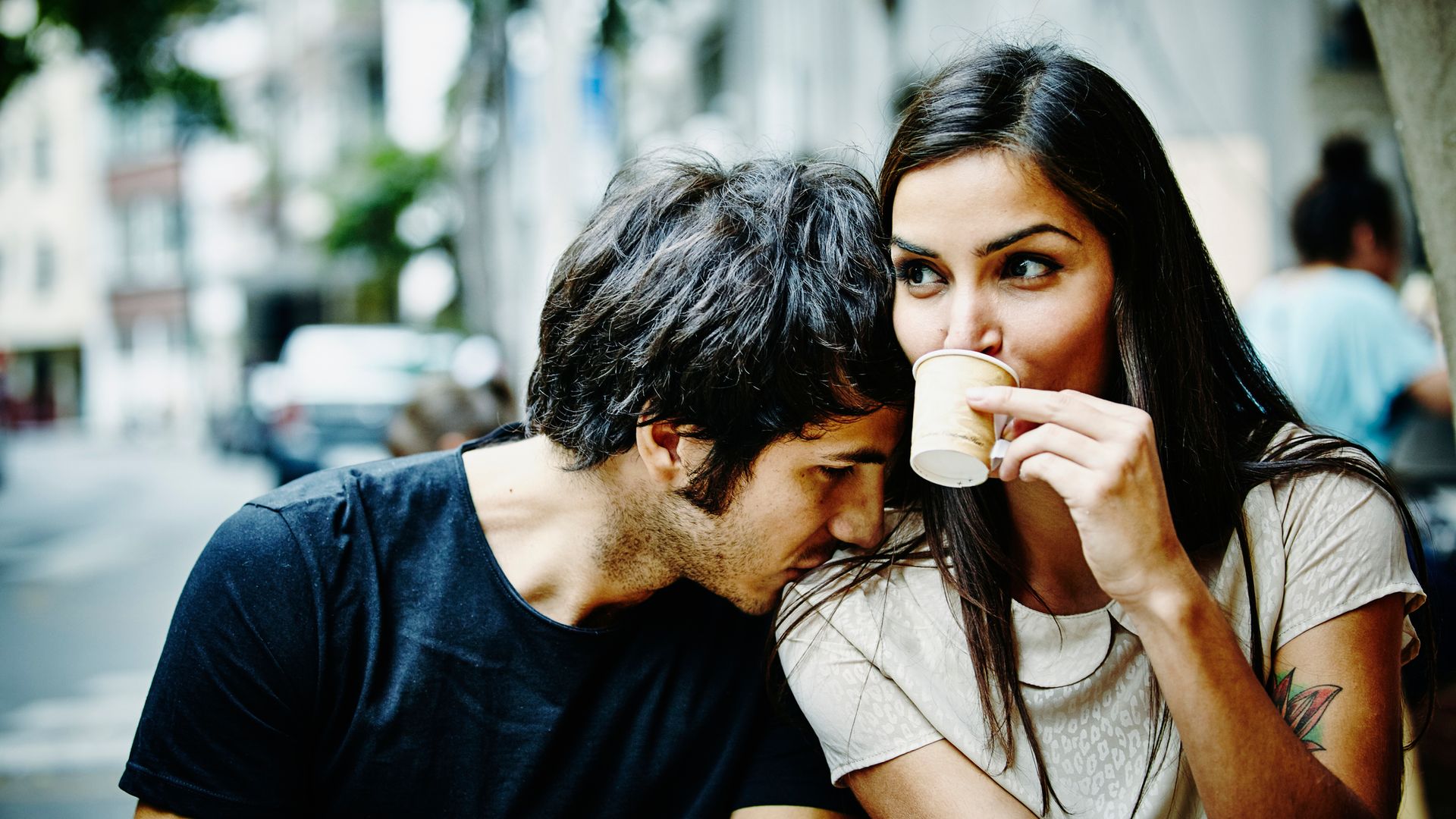 pareja bebiendo cafe