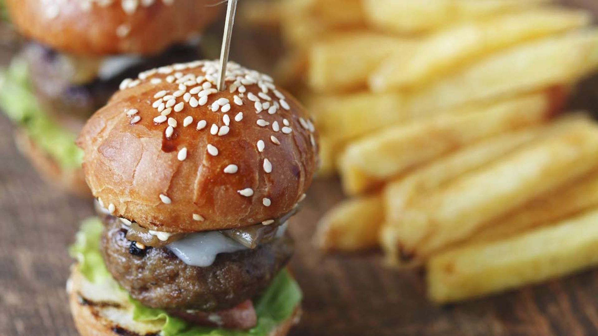 Mini hamburguesas con lingotes de patata a la sartén