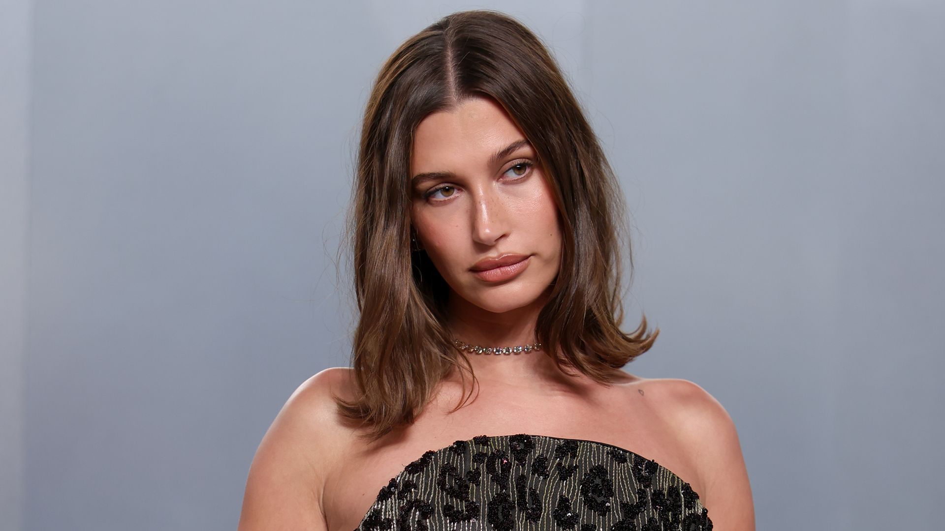 Hailey Bieber en la fiesta de Vanity Fair con vestido palabra de honor y pelo suelto